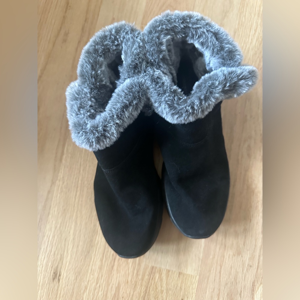 Skechers Women's On-The-go Joy-Bundle Up Chukka Boot worn once